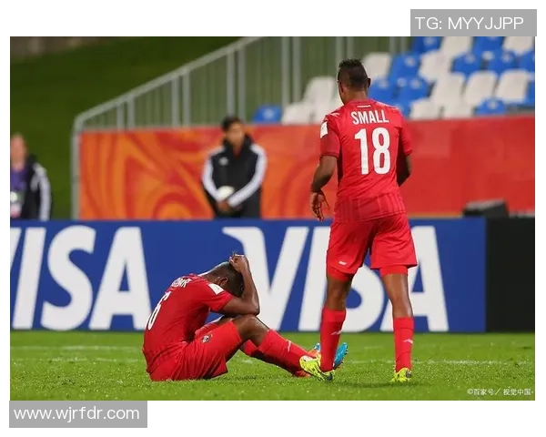 女球迷热衷观看足球明星精彩视频分享激情与梦想的瞬间